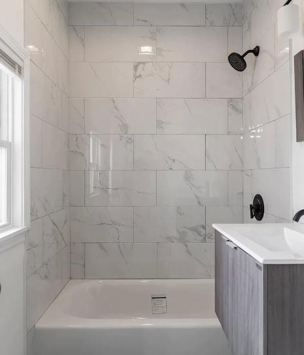 bathroom featuring tiled shower / bath