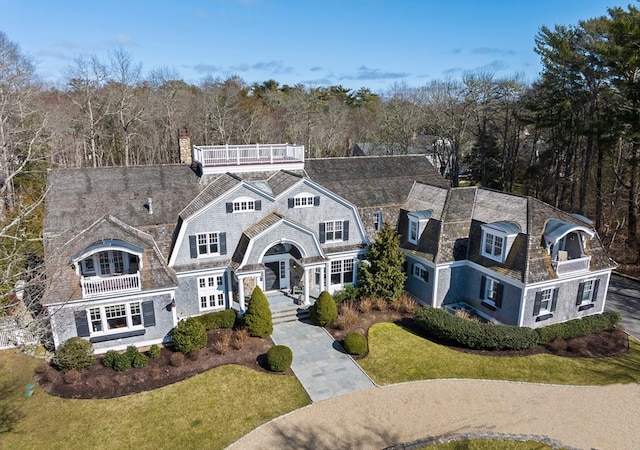 view of front of property featuring a front yard