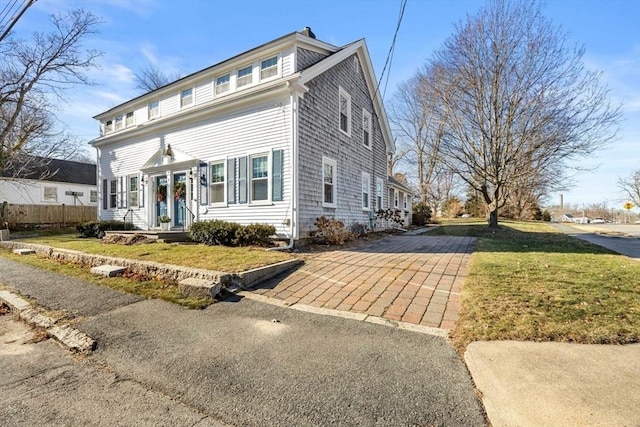 view of front facade with a front yard