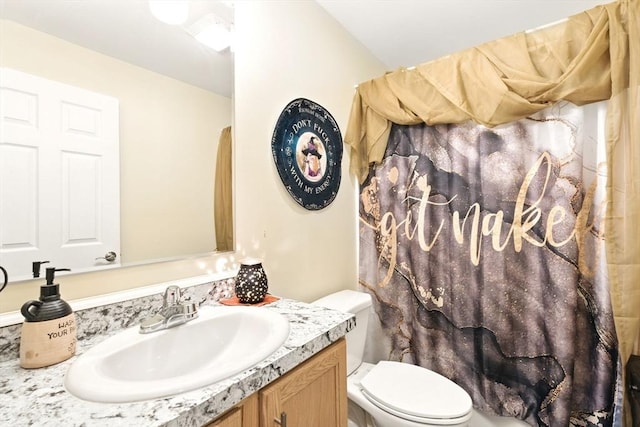 full bathroom with a shower with shower curtain, toilet, and vanity