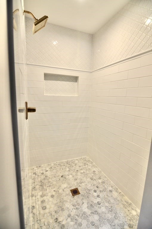 bathroom featuring a tile shower