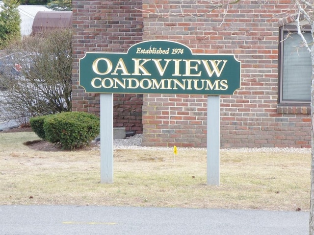 community / neighborhood sign featuring a lawn