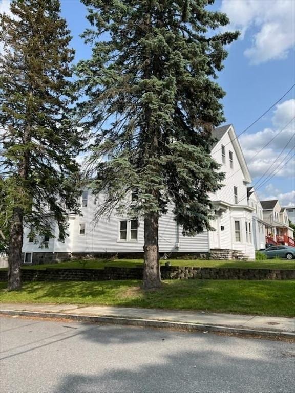 10 Stevens St, Lawrence, MA 01843 - view of side of home with a yard