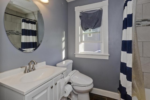 full bathroom with a shower with shower curtain, toilet, vanity, and baseboards