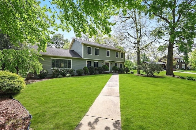 colonial house featuring a front lawn