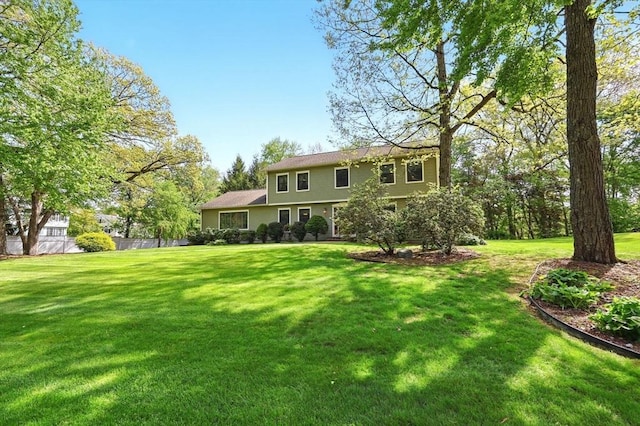 view of front facade featuring a front lawn