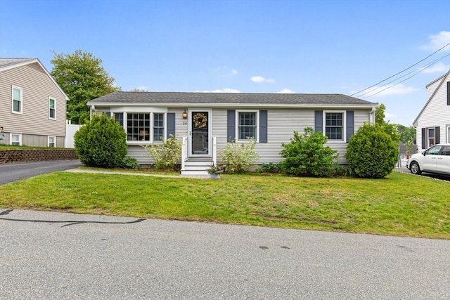 view of front facade featuring a front lawn