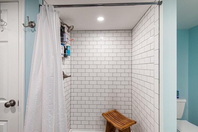full bath with a shower with curtain, recessed lighting, and toilet