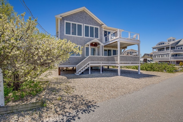 view of front of property featuring a balcony