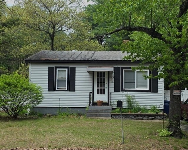 view of front facade with a front lawn