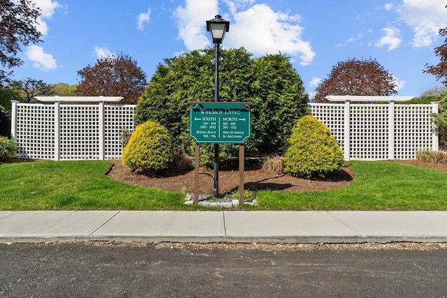 community sign with a yard