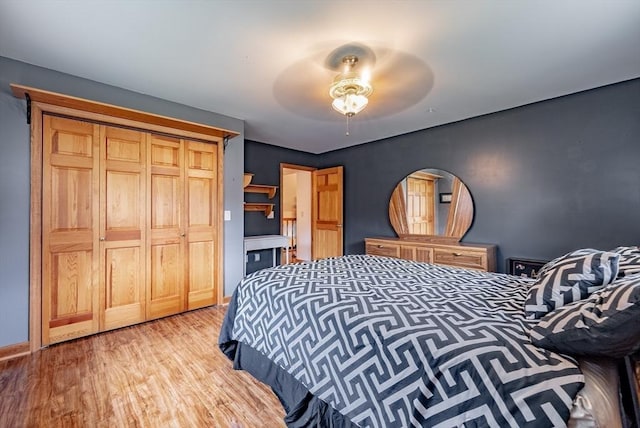 140 Sheffield Dr, Belchertown, MA 01007 - bedroom with wood finished floors, ceiling fan, a closet, and baseboards