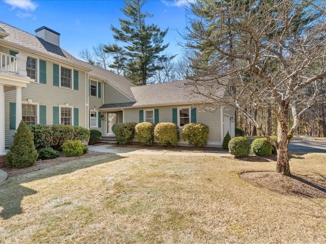 view of front of home featuring a front lawn