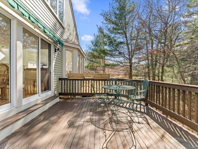 deck with outdoor dining space