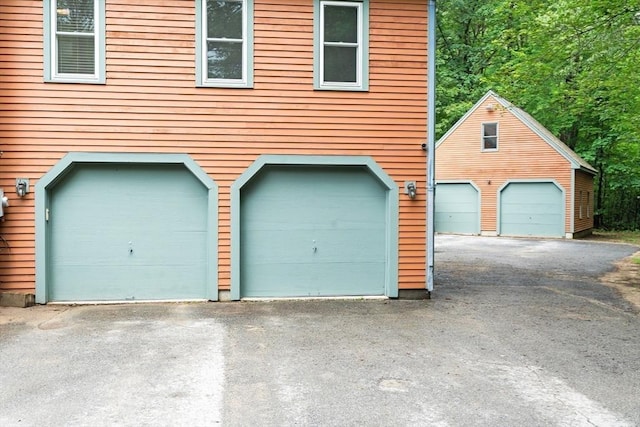7 Evergreen Cir, Sterling, MA 01564 - view of garage