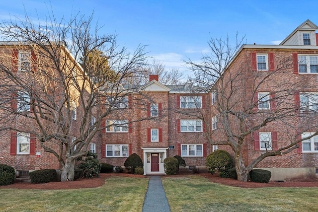 multi unit property featuring a front lawn