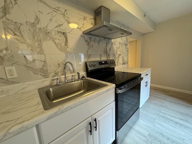 kitchen with stainless steel electric range oven, a sink, decorative backsplash, and range hood