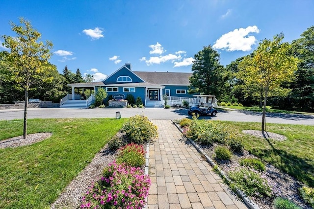 view of front of property featuring a front yard