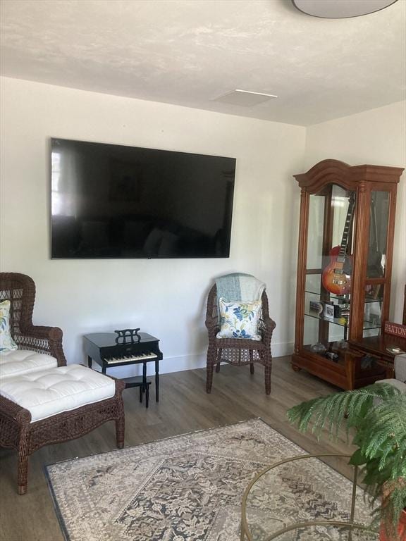8 Salisbury Hill Blvd Unit 76, Worcester, MA 01609 - living area with wood finished floors and baseboards