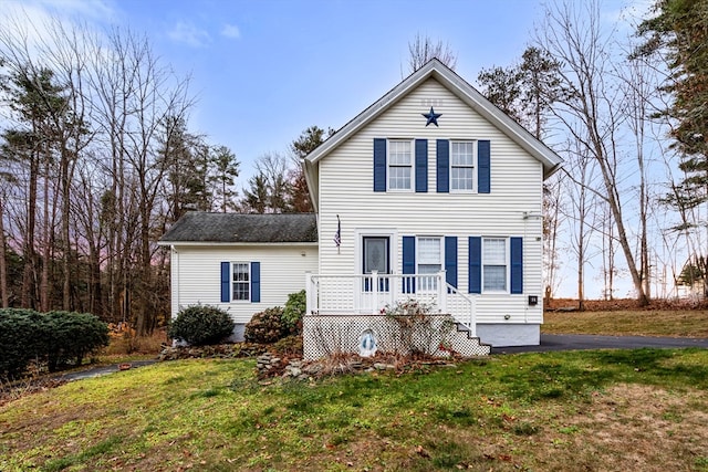 view of front of house featuring a front lawn