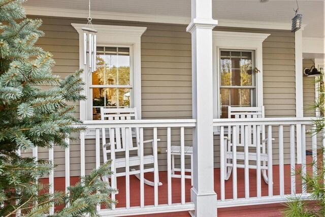 property entrance with covered porch