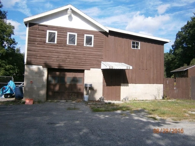 view of front facade with a garage