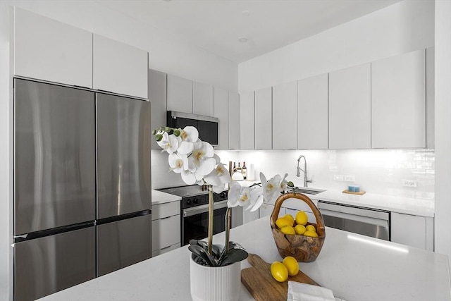 kitchen featuring tasteful backsplash, a sink, and stainless steel appliances
