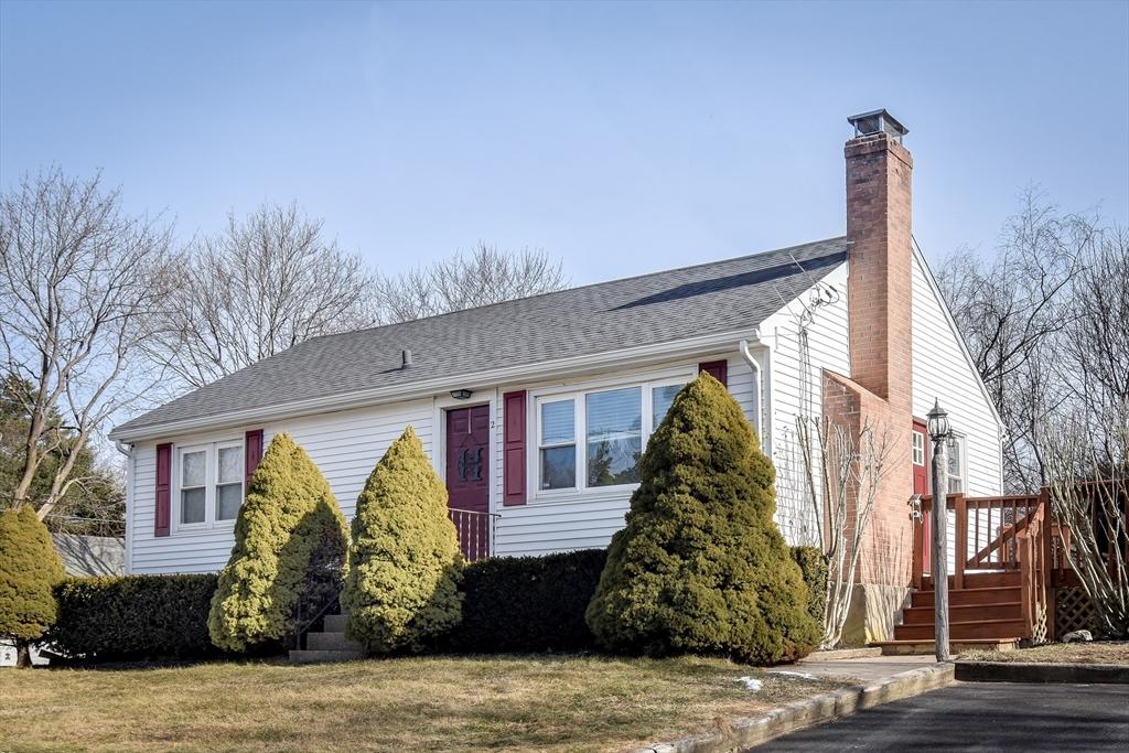 view of front of house with a front yard