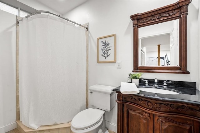 full bath with a shower with shower curtain, vanity, and toilet