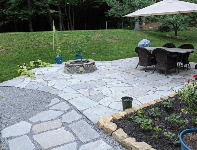 view of patio with an outdoor fire pit and outdoor dining area