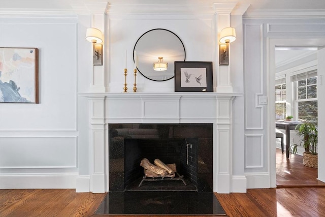 room details with wood-type flooring and ornamental molding