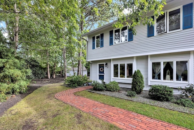 view of front of home with a front lawn