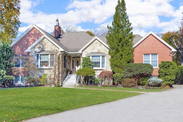 view of front of home featuring a front lawn