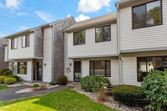 townhome / multi-family property featuring a front yard