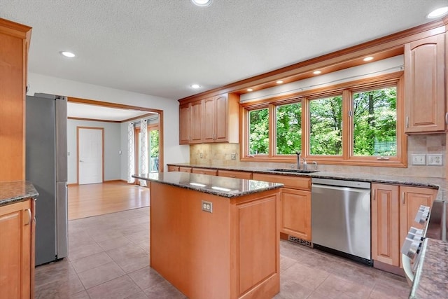 5 Evergreen Cir, Wilbraham, MA 01095 - kitchen featuring stainless steel appliances, a sink, tasteful backsplash, a center island, and a textured ceiling