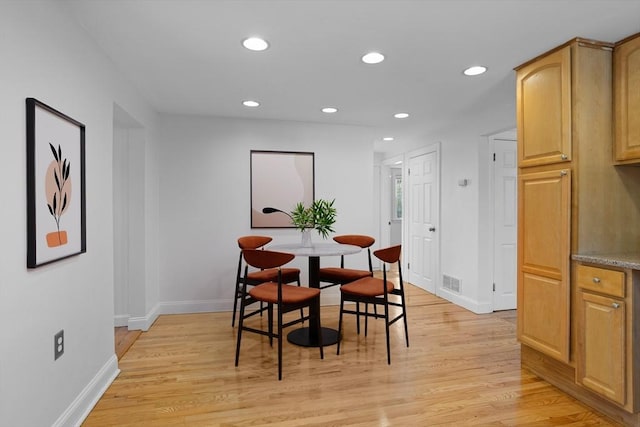 dining space featuring recessed lighting, baseboards, visible vents, and light wood finished floors