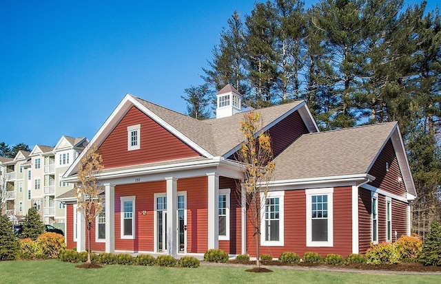 view of front of home featuring a front yard