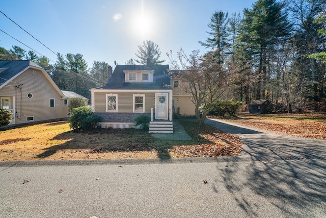 view of front of home featuring a front lawn