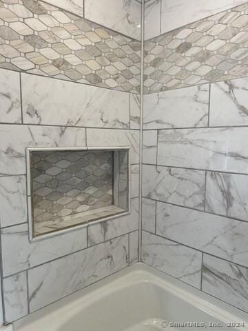 bathroom with tiled shower / bath