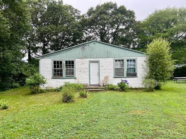 view of outdoor structure featuring a yard