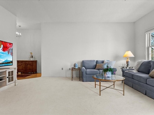 living area with a notable chandelier and carpet