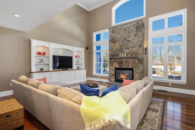 living area with a towering ceiling, baseboards, visible vents, and dark wood-style flooring