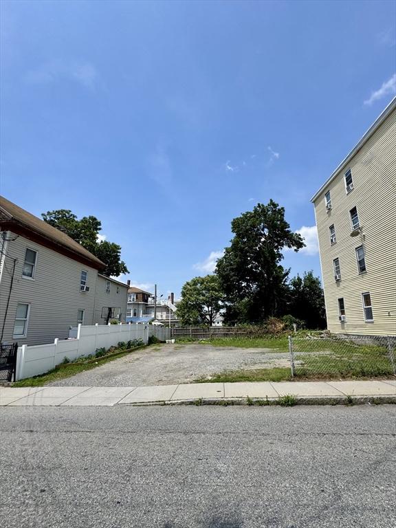 49 Elm St, Lowell, MA 01852