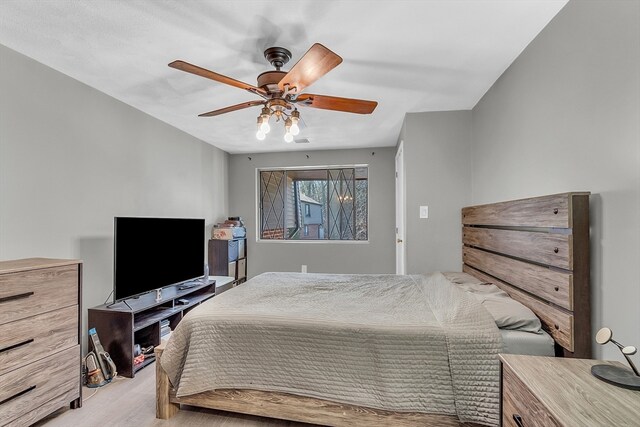 bedroom featuring light hardwood / wood-style floors and ceiling fan