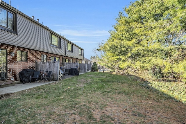 view of yard featuring a patio