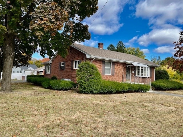 view of front of house featuring a front lawn