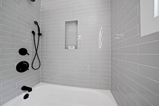 bathroom featuring tiled shower / bath