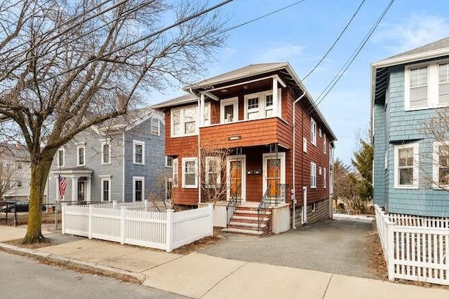 view of front of house featuring a fenced front yard