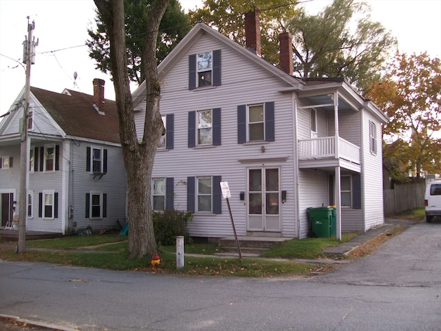 view of front facade with a balcony