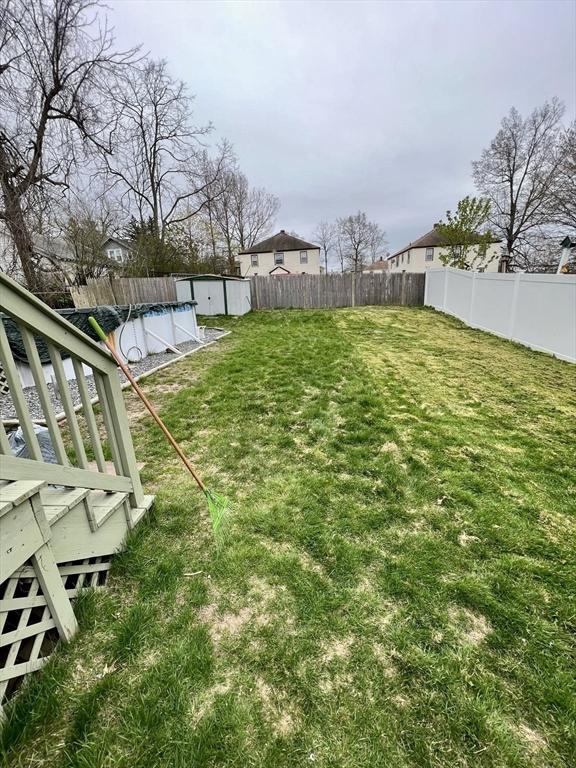 view of yard featuring a shed